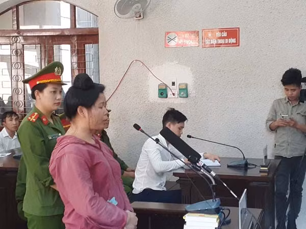 Vì Thị Thu khăng khăng phủ nhận tội tại Tòa. Vì Thị Thu khăng khăng phủ nhận tội tại Tòa.