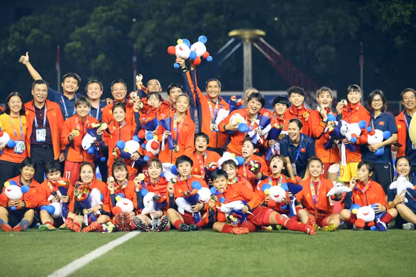 Thầy trò huấn luyện viên Mai Đức Chung nhận mưa tiền thưởng