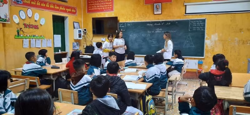 HS trường Tiểu học Sa Pa (Sa Pa – Lào Cai) học tiếng Anh với GV nước ngoài. Ảnh: NTCC