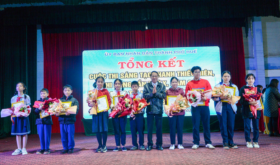 Trao giải Ba (ảnh trái) và giải Khuyến khích (ảnh phải) cho các em học sinh có đề tài tham gia đạt giải của cuộc thi. Trao giải Ba (ảnh trái) và giải Khuyến khích (ảnh phải) cho các em học sinh có đề tài tham gia đạt giải của cuộc thi.