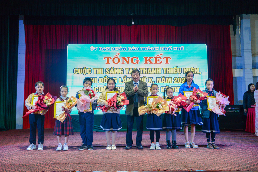 Ban tổ chức trao giải Nhì cho các em học sinh đạt giải tại Cuộc thi sáng tạo thanh thiếu niên, nhi đồng. Ban tổ chức trao giải Nhì cho các em học sinh đạt giải tại Cuộc thi sáng tạo thanh thiếu niên, nhi đồng.