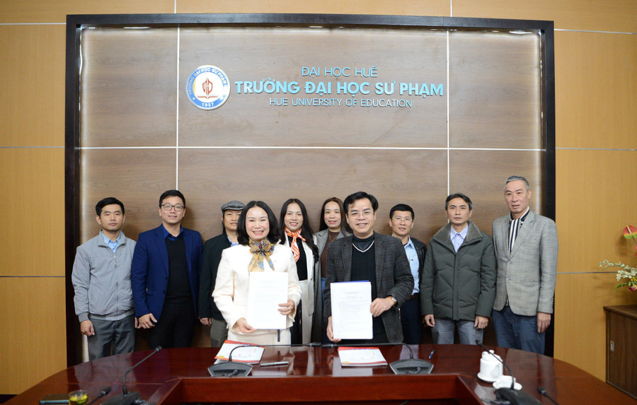 Đại diện Trường ĐH Sư phạm, ĐH Huế và cựu sinh viên Đặng Thị Trà (áo trắng, hàng đầu tiên) ký kết biên bản ghi nhớ hỗ trợ quỹ học bổng cựu sinh viên.