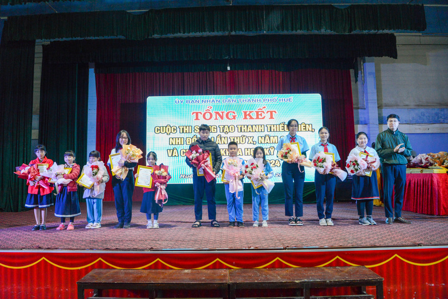 Trao giải Ba (ảnh trái) và giải Khuyến khích (ảnh phải) cho các em học sinh có đề tài tham gia đạt giải của cuộc thi. Trao giải Ba (ảnh trái) và giải Khuyến khích (ảnh phải) cho các em học sinh có đề tài tham gia đạt giải của cuộc thi.