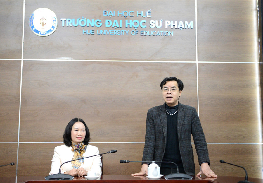 PGS.TS Nguyễn Thành Nhân - Phó Hiệu trưởng Trường ĐH Sư phạm, ĐH Huế bày tỏ sự xúc động và gửi lời cảm ơn đến cô Đặng Thị Trà đã dành tình cảm cho nhà trường và sinh viên.