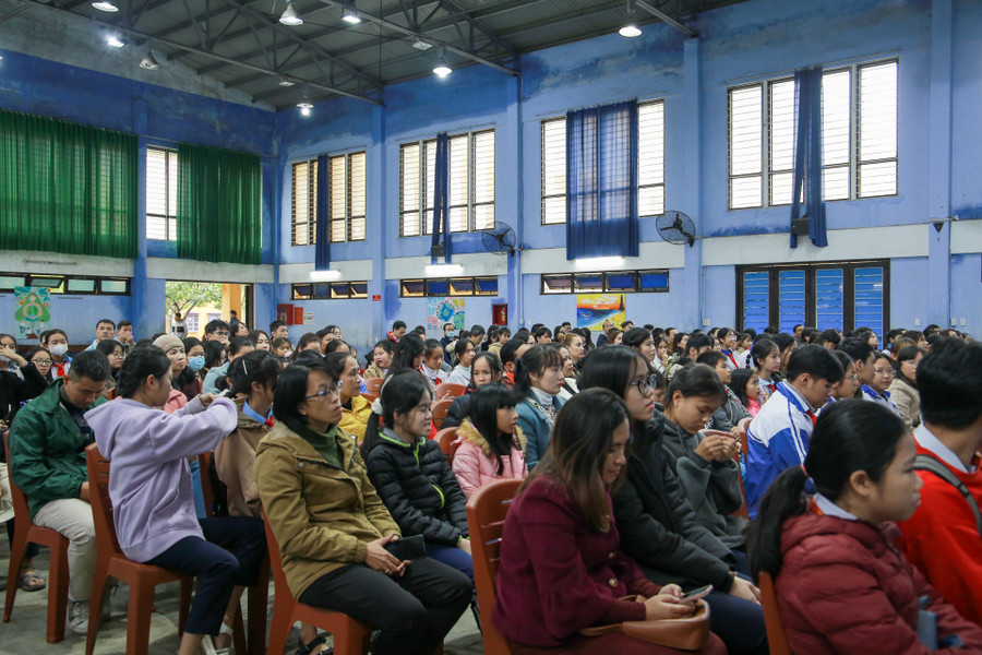 Đông đảo các bậc phụ huynh và các em học sinh tham gia buổi tổng kết. Đông đảo các bậc phụ huynh và các em học sinh tham gia buổi tổng kết.