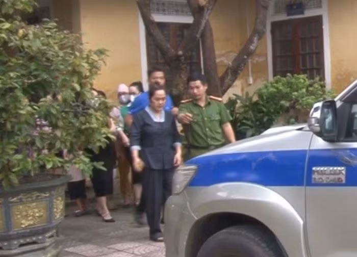 Lực lượng chức năng tiến hành bắt Nguyễn Thị Phương Nhi. (Ảnh: CACC)