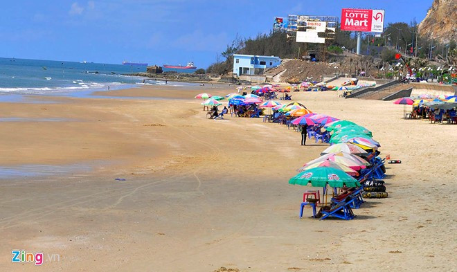 Bờ biển khu vực Bãi Sau sạch sẽ, ngăn nắp sau khi Vũng Tàu cấm buôn bán, ăn nhậu. Ảnh: Ngọc An.