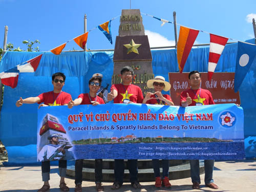 5 thành viên nhóm trên đảo Trường Sa Đông, từ trái qua: Kiên, Chính, Linh, Thư và Chiến. Ảnh: VA 5-nguoi-viet-o-han-quoc-dua-may-phat-dien-toi-truong-sa-2