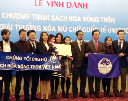 Ông Nguyễn Quang Thạch và các cộng sự tại Lễ vinh danh