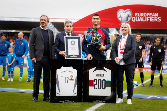 Ronaldo nhận giấy chứng nhận kỷ lục Guinness trước trận gặp Iceland hôm 21/6. Ronaldo nhận giấy chứng nhận kỷ lục Guinness trước trận gặp Iceland hôm 21/6.