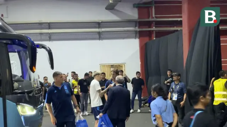 Xe buýt chở tuyển Argentina mắc két trong 20 phút trong vòng vây của cổ động viên Indonesia. Ảnh: Bola.