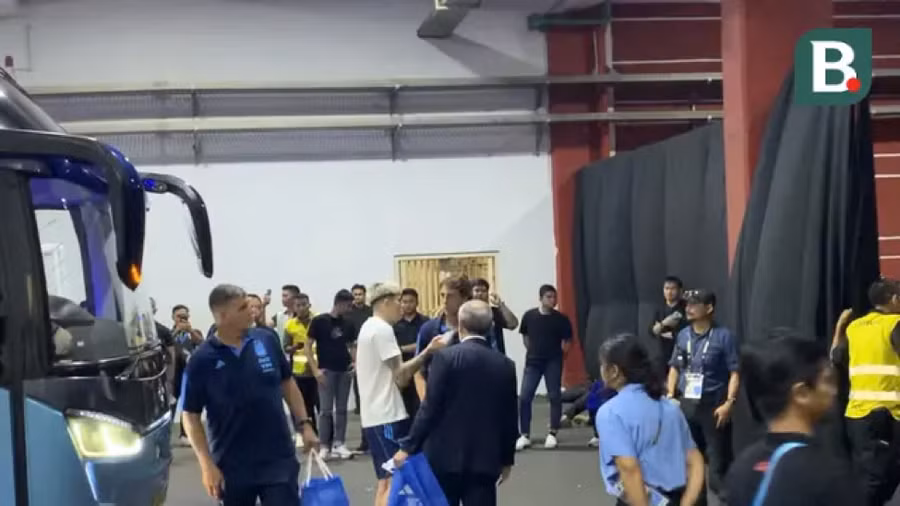 Xe buýt chở tuyển Argentina mắc két trong 20 phút trong vòng vây của cổ động viên Indonesia. Ảnh: Bola.