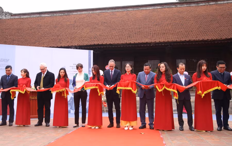 Các đại biểu cắt băng khai mạc triển lãm.