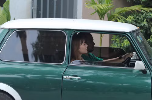 Hari Won được Đinh Tiến Đạt hộ tống bằng xế 