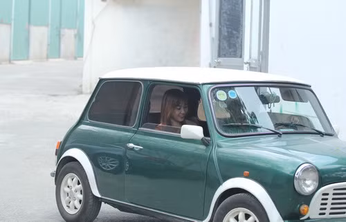 Hari Won được Đinh Tiến Đạt hộ tống bằng xế 