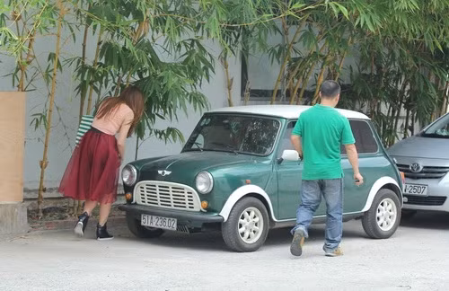 Hari Won được Đinh Tiến Đạt hộ tống bằng xế 