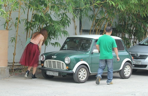 Hari Won được Đinh Tiến Đạt hộ tống bằng xế “độc“ ảnh 11 Hari Won được Đinh Tiến Đạt hộ tống bằng xế