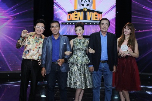 Hari Won được Đinh Tiến Đạt hộ tống bằng xế “độc“ ảnh 3 Hari Won được Đinh Tiến Đạt hộ tống bằng xế