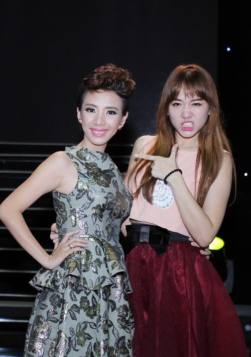 Hari Won được Đinh Tiến Đạt hộ tống bằng xế “độc“ ảnh 2 Hari Won được Đinh Tiến Đạt hộ tống bằng xế