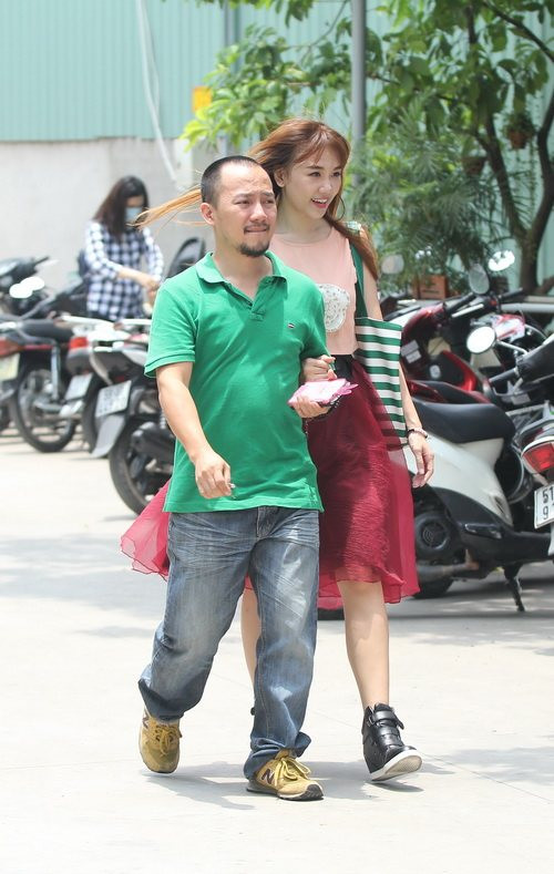 Hari Won được Đinh Tiến Đạt hộ tống bằng xế “độc“ ảnh 10 Hari Won được Đinh Tiến Đạt hộ tống bằng xế