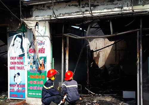 Sáu cửa hàng bị thiêu rụi. Ảnh: Cửu Long canh-sat-pccc-co-gan-dap-tat-h-9640-5392