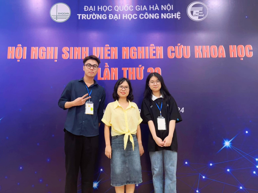 TS Ngô Thị Duyên và các sinh viên trong nhóm nghiên cứu theo dõi chuyển động mắt cho trẻ mắc chứng rối loạn đọc viết. TS Ngô Thị Duyên và các sinh viên trong nhóm nghiên cứu theo dõi chuyển động mắt cho trẻ mắc chứng rối loạn đọc viết.