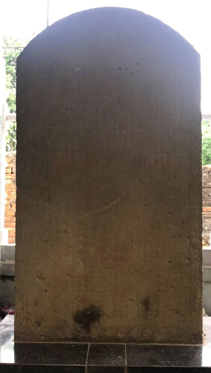 Tấm bia cổ 'Tô quận công thần đạo bi minh' kể sự tích họ Lê và tiểu sử của Lê Quang Bí. Tấm bia cổ 'Tô quận công thần đạo bi minh' kể sự tích họ Lê và tiểu sử của Lê Quang Bí.