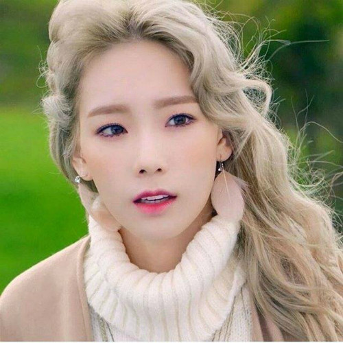 Tae Yeon không chỉ sở hữu gương mặt baby, ngày càng xinh đẹp theo thời gian mà tài năng ca hát của trưởng nhóm SNSD cũng thuộc top đầu Kpop. Năm 2015, Tae Yeon liên tục được khen ngợi như là thần tượng sở hữu phong cách, ngoại hình nổi trội. Chị được bình chọn là thần tượng hợp nhất với mái tóc vàng, gương mặt như búp bê. top-3-than-tuong-nu-kpop-tai-sac-ven-toan