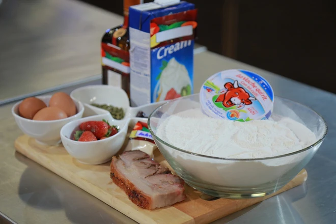 Thí sinh MasterChef sáng tạo món tráng miệng từ thịt heo quay và phô mai