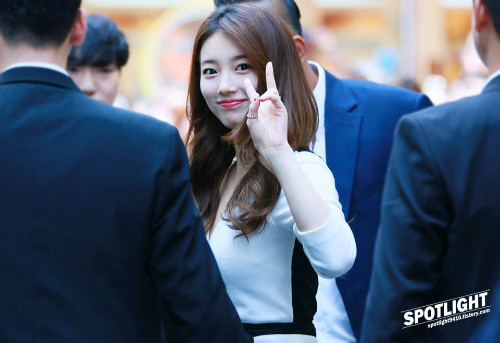 Khi mới debut, Suzy đã gây tiếng vang lớn khi có ngoại hình vượt trội. Nữ ca sĩ ngày càng thành công khi lấn sân sang lĩnh vực diễn xuất với phim thần tượng Dream High và nổi bật nhất là phim điện ảnh Architecture 101. Suzy trở thành con cưng của các nhãn hàng quảng cáo, danh tiếng đã vượt tầm ca sĩ thần tượng. top-3-than-tuong-nu-kpop-tai-sac-ven-toan-3