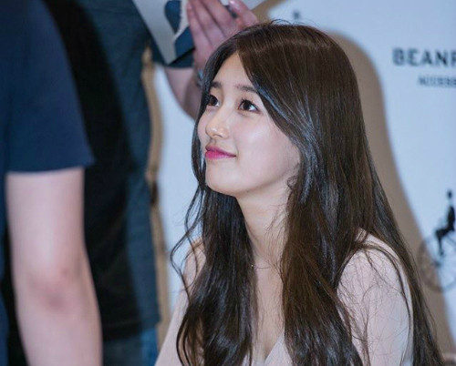 Khả năng diễn xuất của Suzy còn gây nhiều tranh cãi nhưng bất cứ tác phẩm nào của cô nàng đều khiến truyền thông và người hâm mộ quan tâm. Trong lần comeback mới, khả năng hát và nhảy của Suzy được công nhận, đảm nhiệm vị trí hát chính trong nhóm. Thành viên Miss A còn cực thành công trong lĩnh vực quảng cáo, chụp ảnh tạp chí. Thù lao của Suzy sánh ngang với những tên tuổi như Lee Min Ho, Won Bin... top-3-than-tuong-nu-kpop-tai-sac-ven-toan-4