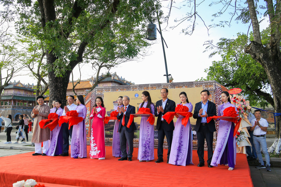 Các đại biểu cắt băng khai mạc triển lãm “Kinh thành Huế - dấu xưa còn lại”. Các đại biểu cắt băng khai mạc triển lãm “Kinh thành Huế - dấu xưa còn lại”.