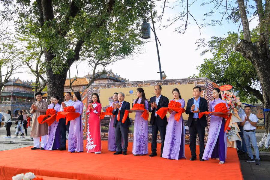 Các đại biểu cắt băng khai mạc triển lãm “Kinh thành Huế - dấu xưa còn lại”.