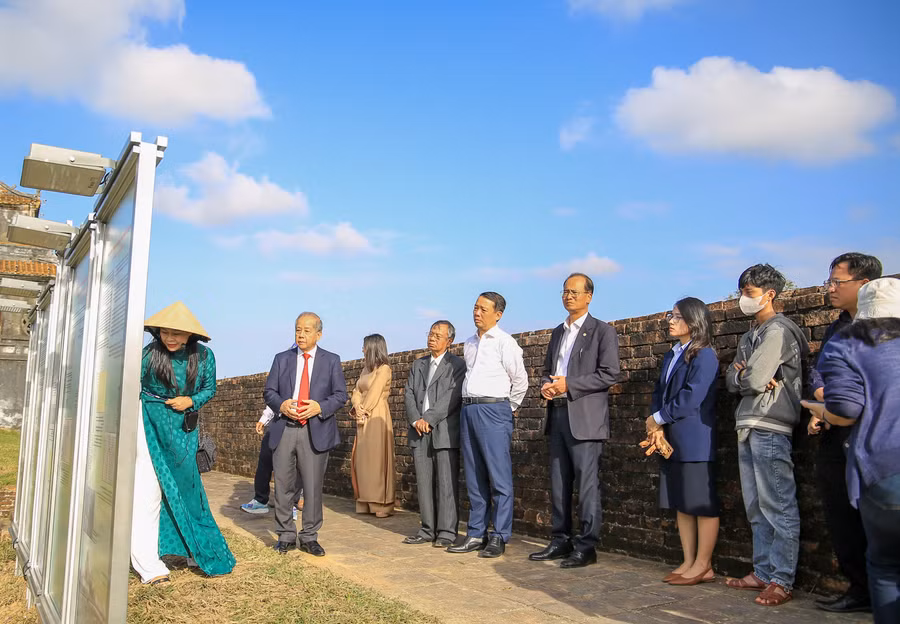 Gần 100 tài liệu được công bố tại triển lãm ‘Kinh thành Huế - dấu xưa còn lại’. (Ảnh: Hoàng Hải)