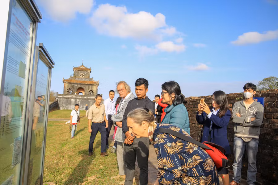 Triển lãm thu hút du khách nước ngoài đến tham quan. (Ảnh: Hoàng Hải)