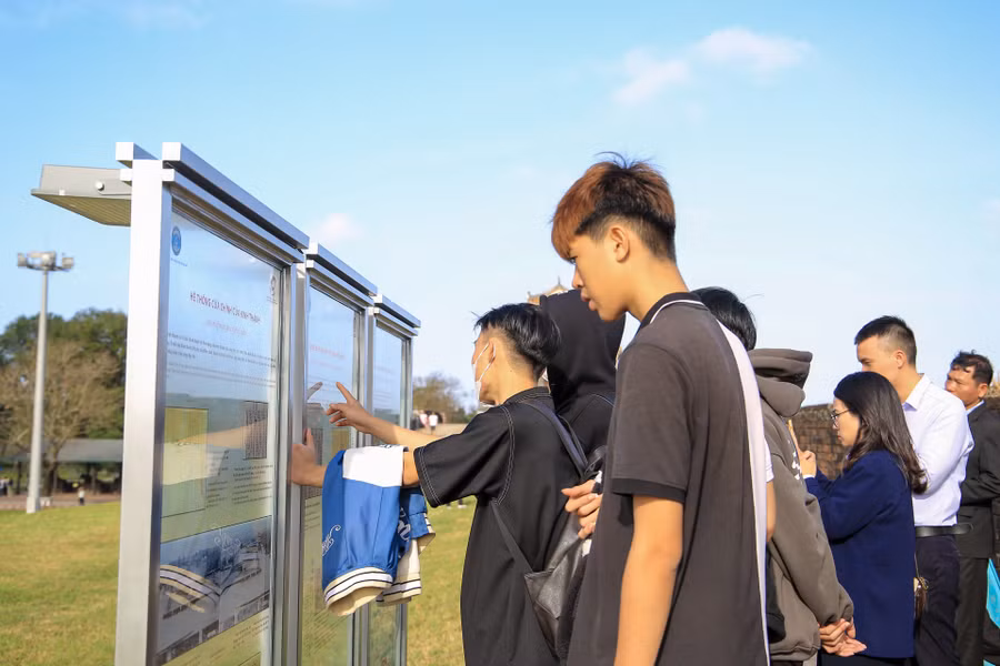 Nhiều du khách tham quan tìm hiểu về lịch sử Kinh thành Huế.
