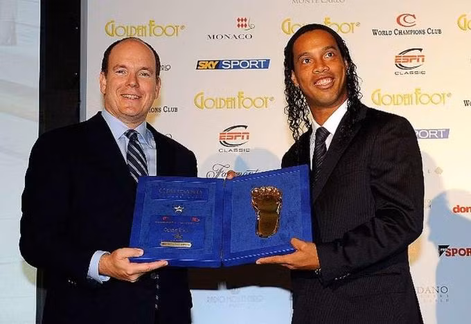 Huyền thoại người Brazil Ronaldinho giành Bàn chân vàng năm 2009.