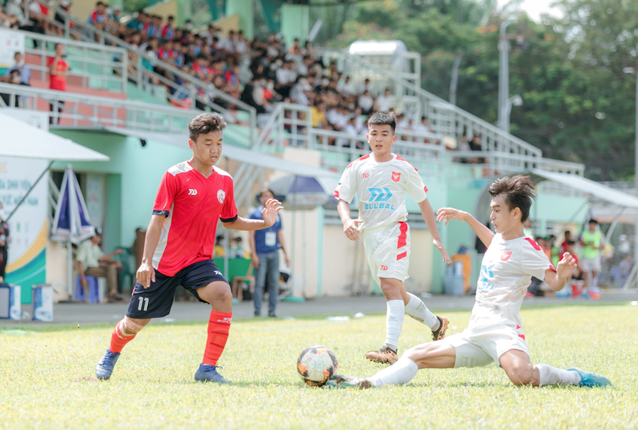 Đông đảo khán giả tham gia cũ vũ cho 20 đội bóng sinh viên thi đấu. Đông đảo khán giả tham gia cũ vũ cho 20 đội bóng sinh viên thi đấu.