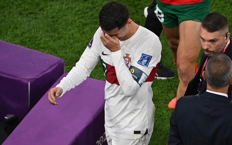 Ronaldo bật khóc lao vào đường hầm khi Bồ Đào Nha bị Ma Rốc loại khỏi World Cup 2022. Ronaldo bật khóc lao vào đường hầm khi Bồ Đào Nha bị Ma Rốc loại khỏi World Cup 2022.