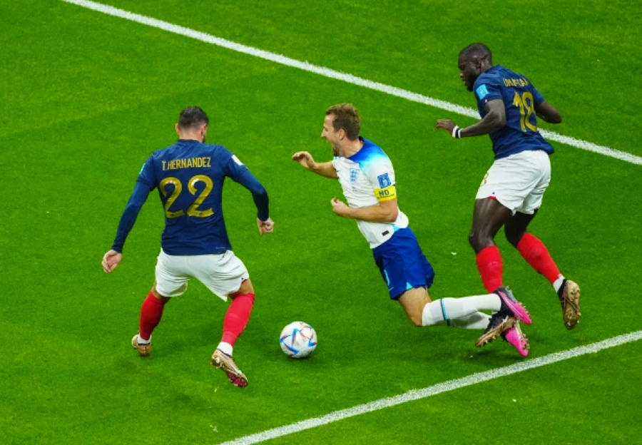 Harry Kane có vẻ như bị cầu thủ Pháp phạm lỗi trong vòng cấm nhưng Anh không được hưởng 11m. Harry Kane có vẻ như bị cầu thủ Pháp phạm lỗi trong vòng cấm nhưng Anh không được hưởng 11m.