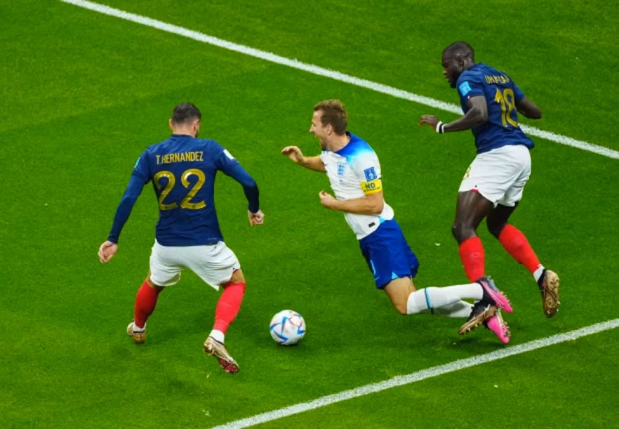 Harry Kane có vẻ như bị cầu thủ Pháp phạm lỗi trong vòng cấm nhưng Anh không được hưởng 11m.