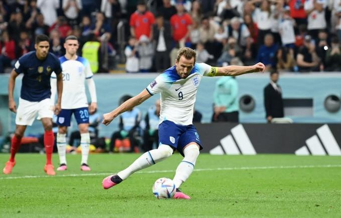 Kane bỏ lỡ cơ hội vàng để gỡ hòa 2-2 cho tuyển Anh, trong trận gặp Pháp trên sân Al Bayt. Ảnh: Reuters. Kane bỏ lỡ cơ hội vàng để gỡ hòa 2-2 cho tuyển Anh, trong trận gặp Pháp trên sân Al Bayt. Ảnh: Reuters.