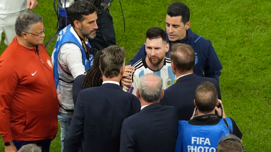 Messi khiêu khích ban huấn luyện tuyển Hà Lan. Messi khiêu khích ban huấn luyện tuyển Hà Lan.