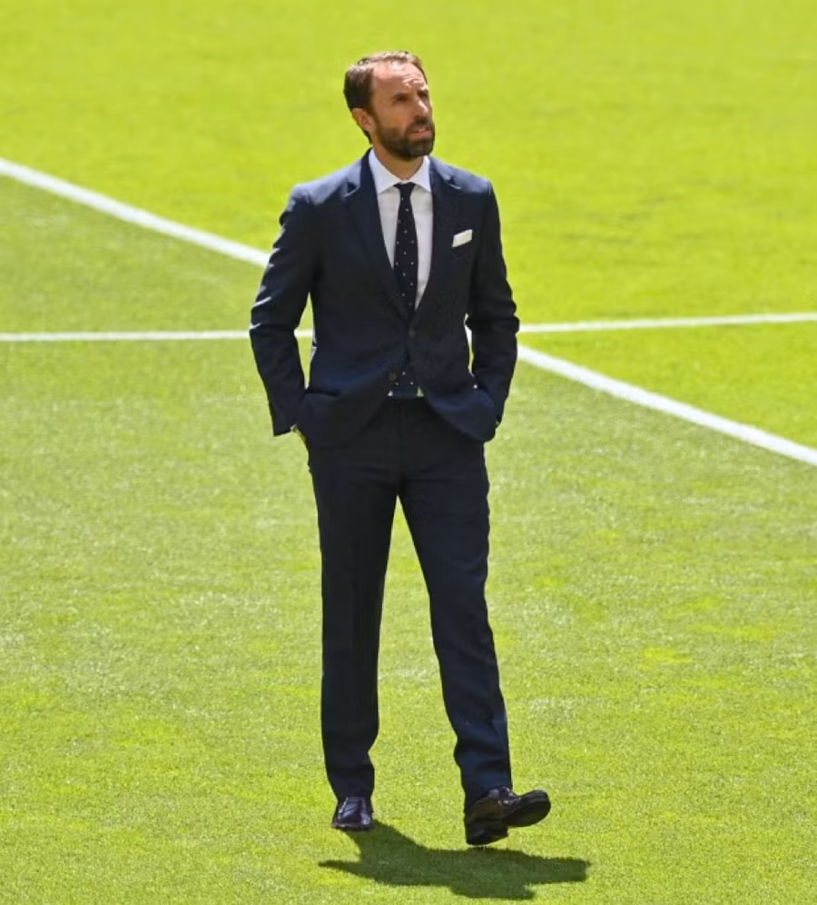 Thuyền trưởng của Tam Sư mặc đồ hiệu đắt tiền trên băng huấn luyện.