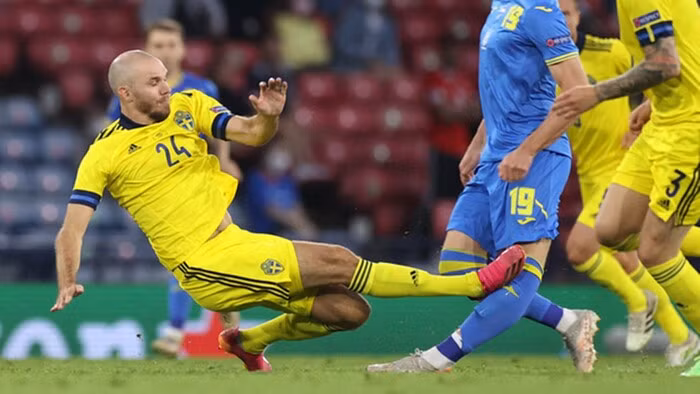 Chân cầu thủ Artem Besyedin biến dạng sau pha vào bóng kinh hoàng của Danielsson.