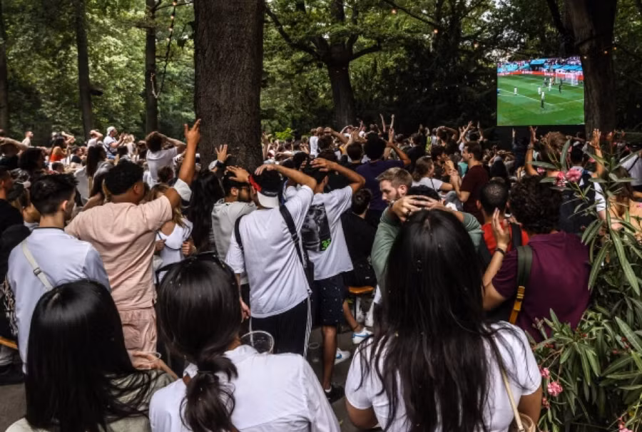 Cổ động viên Đức ôm đầu tiếc nuối pha bỏ lỡ khó tin của Muller.