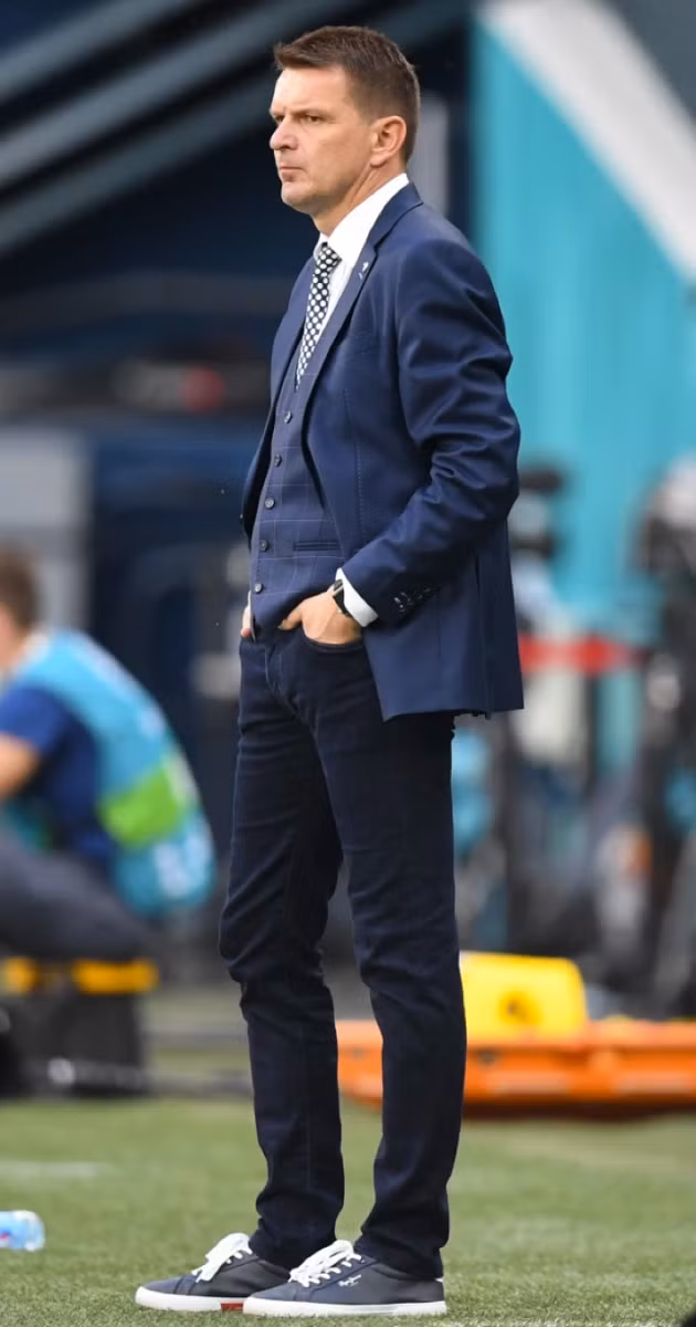 Slovakia sớm bị loại nhưng HLV Tarkovic vẫn để lại dấu ăn với phong cách ăn mặc "chất như nước cất" tại Euro 2020.