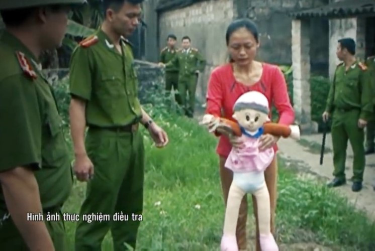 Đối tượng Nguyễn Thị Liên thực nghiệm hiện trường. Đối tượng Nguyễn Thị Liên thực nghiệm hiện trường.