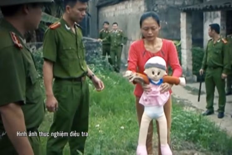 Đối tượng Nguyễn Thị Liên thực nghiệm hiện trường.