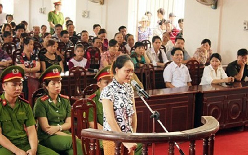 Bị cáo Liên trước vành móng ngựa.